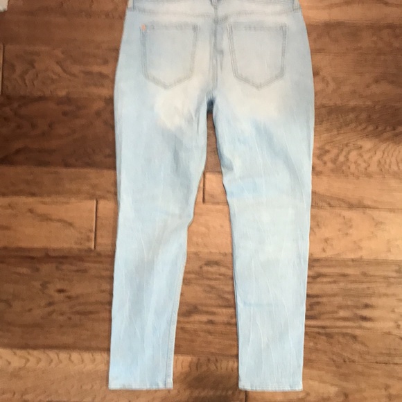 Old Navy Distressed Boyfriend Skinny jeans - Picture 4 of 6